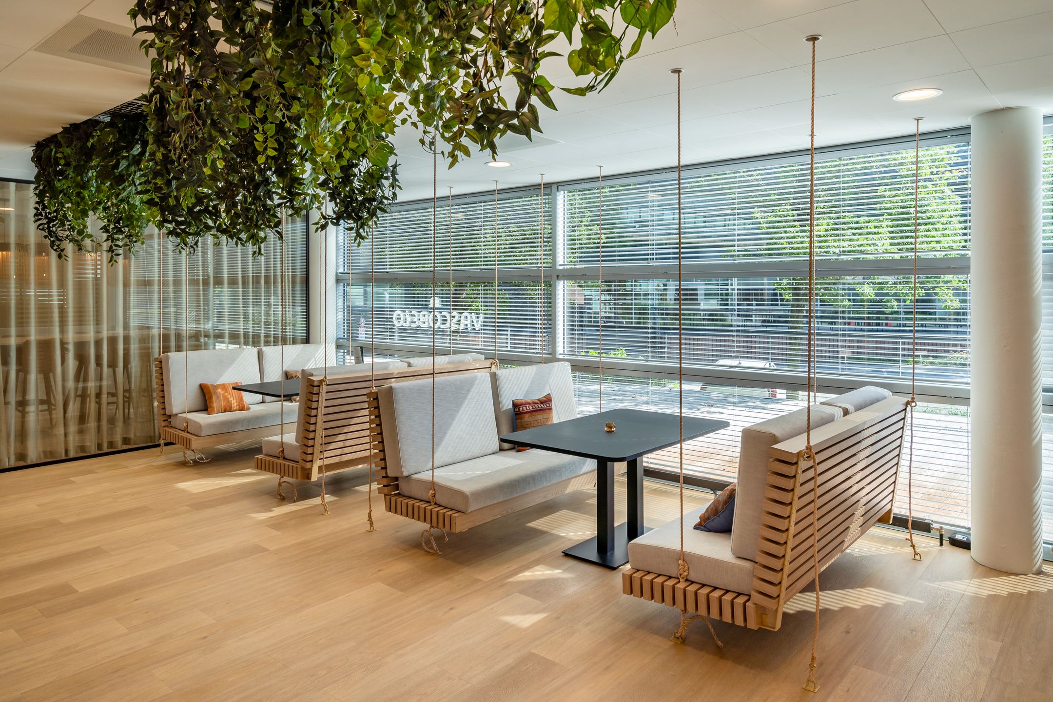 Dr. Holtroplaan Eindhoven co-working bankjes.jpg